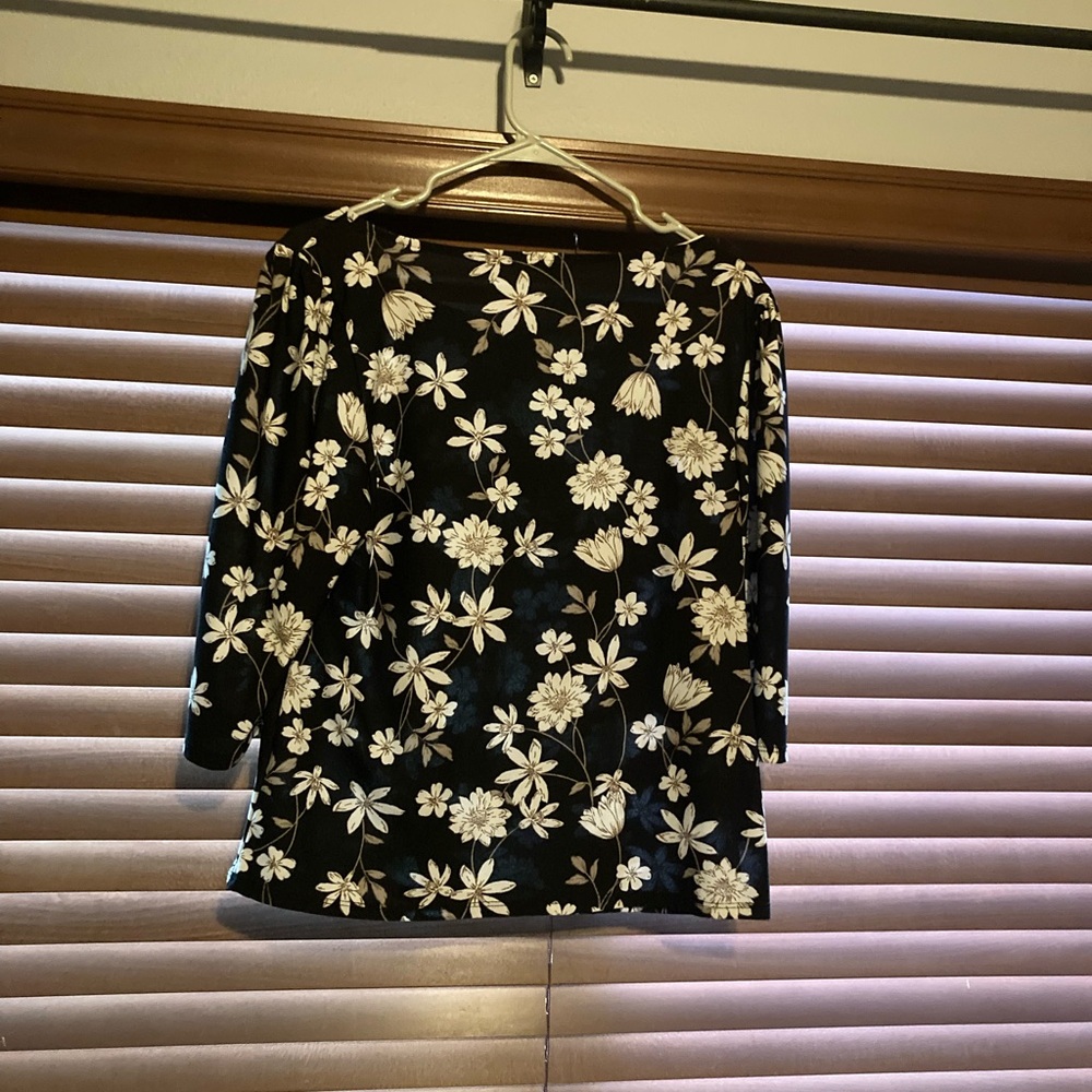 Sale-Floral 3 1/4 sleeve blouse. Wide neckline. Women’s Large.